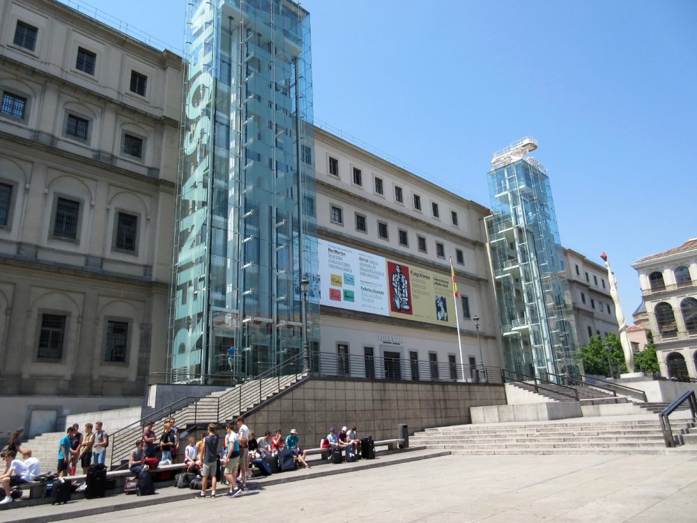 Reina sofia. Центр искусств королевы Софии в Мадриде. Музей Reina Sofia Museum. Дворец искусств королевы Софии.